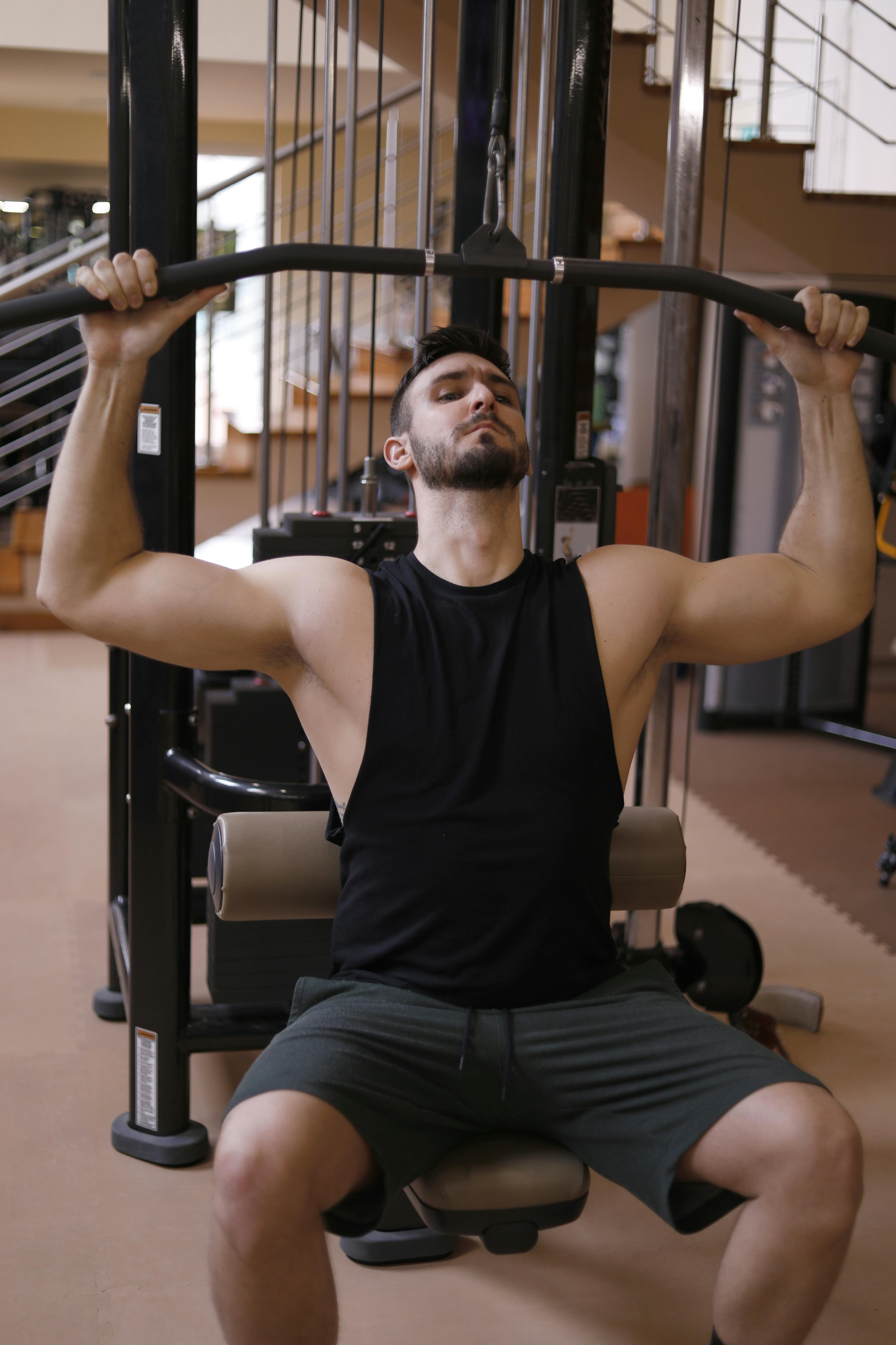 A man in black tank top working out | Source: Pexels