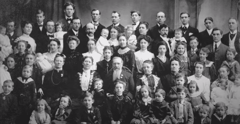 Feodor Vassilyev with his wife and their record holding 69 children. | Source: YouTube/Bright Side.