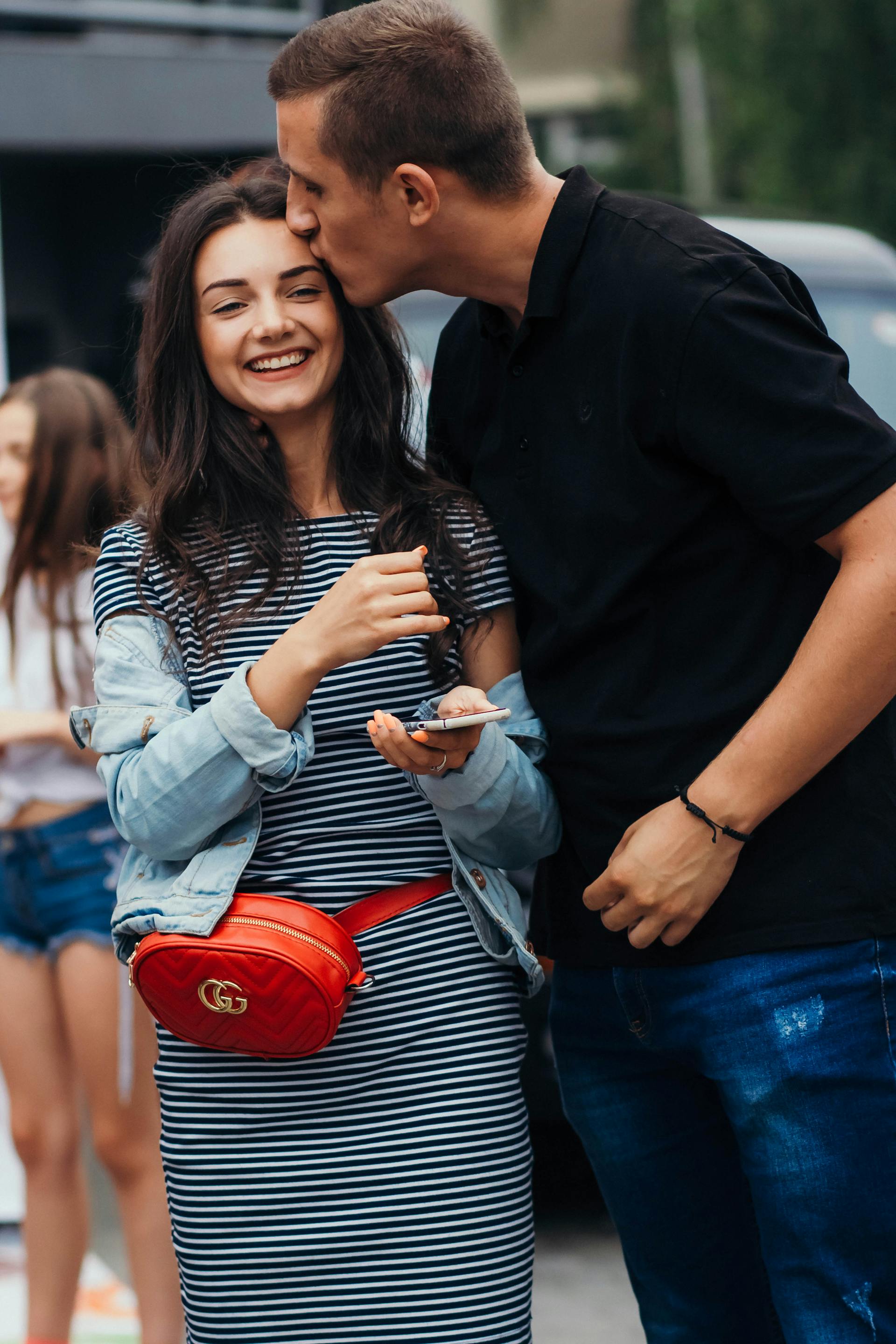 A man kissing a woman on the forehead | Source: Pexels