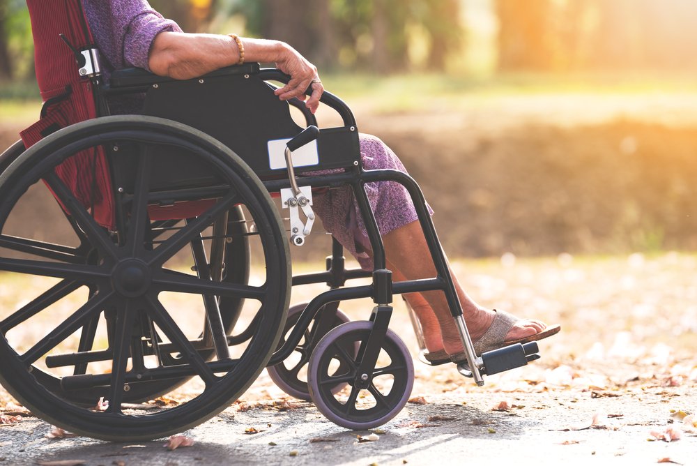 Anciano en silla de ruedas. I Foto: Getty Images