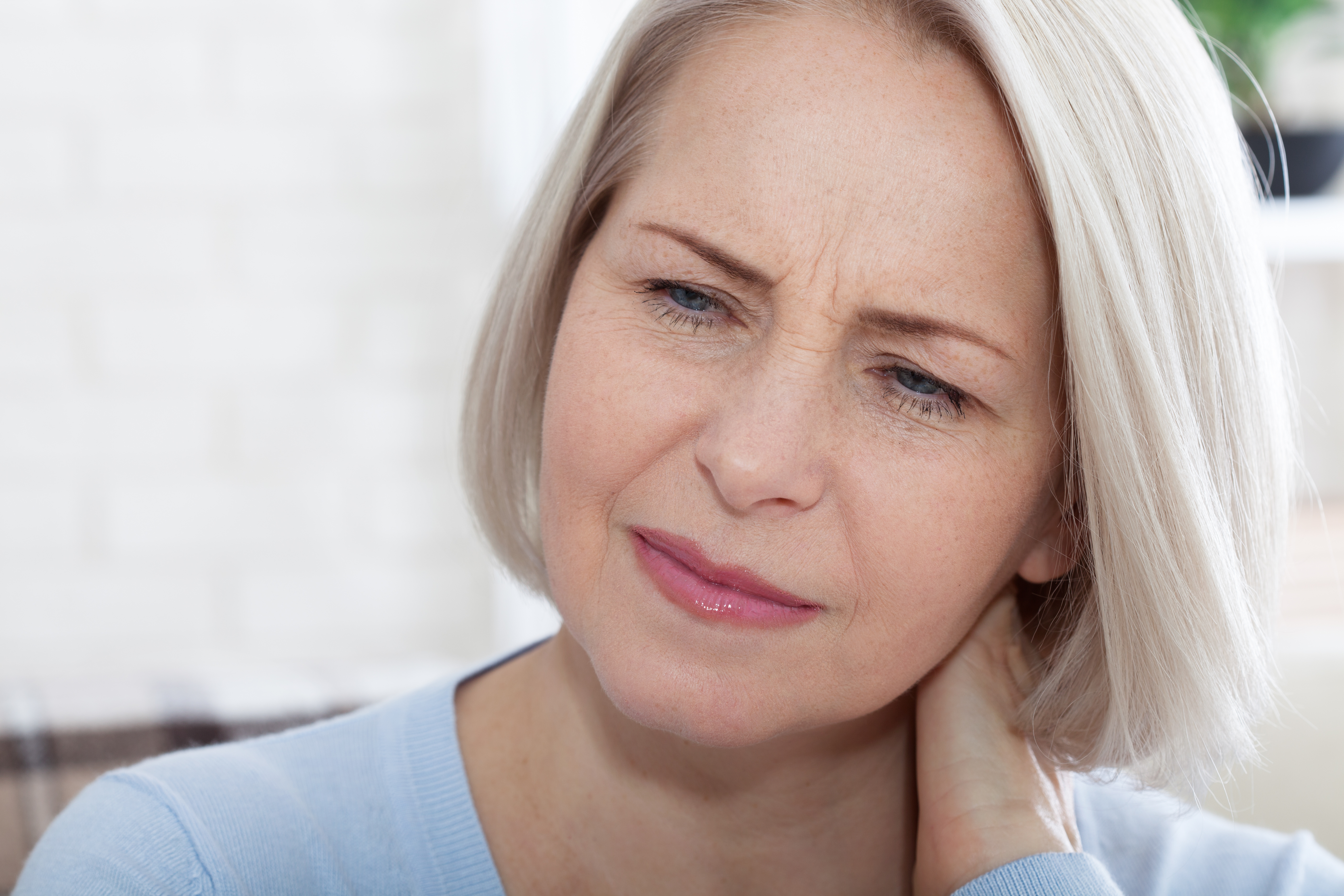 Una mujer con una expresión de preocupación en su rostro | Fuente: Shutterstock