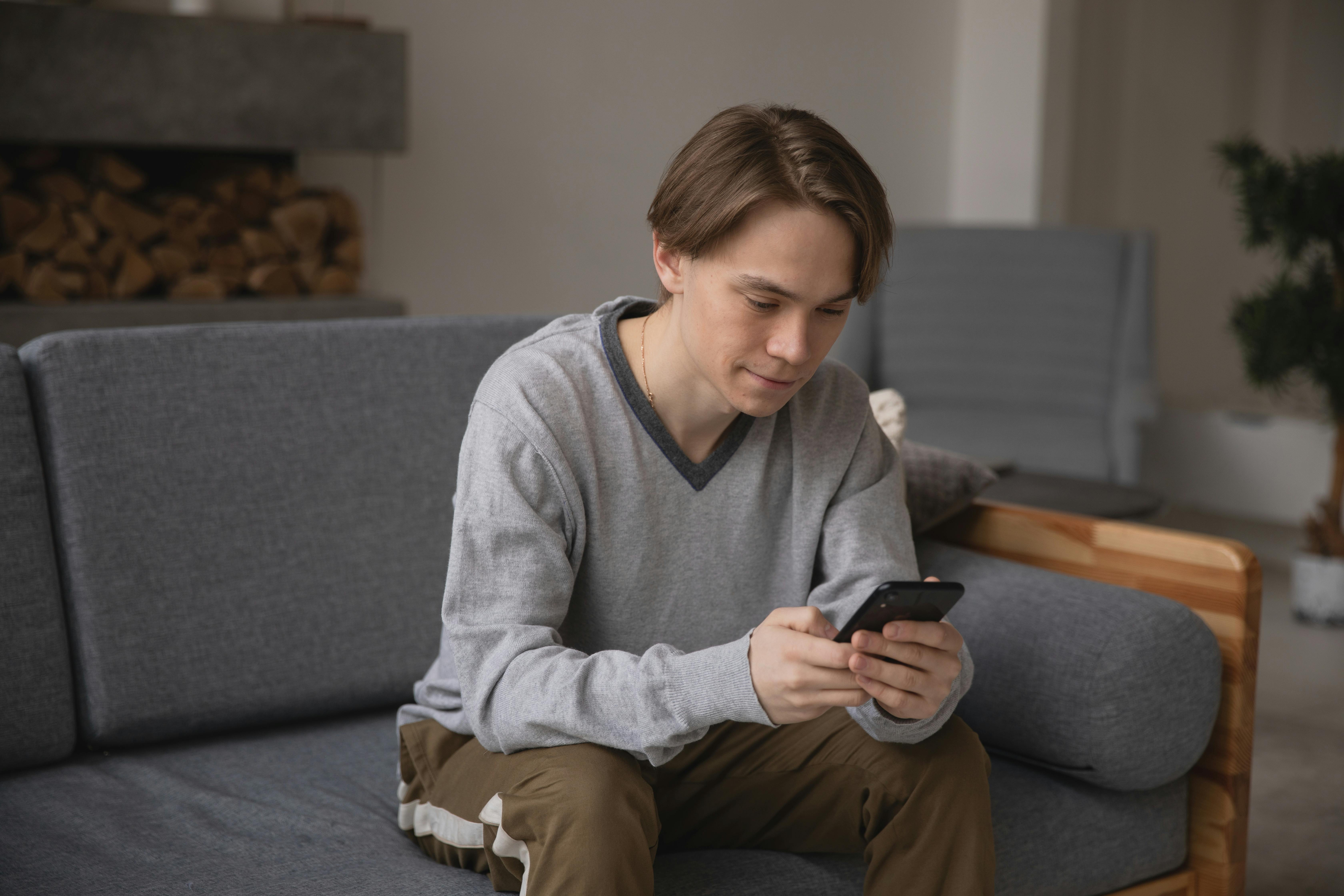 A man texting | Source: Pexels