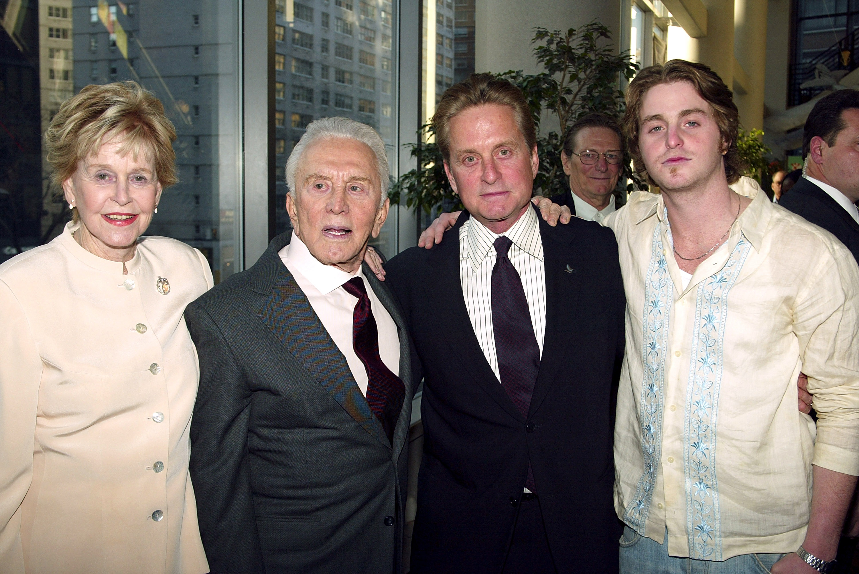 (L to R) Diana Douglas, Kirk Douglas, Michael Douglas and Cameron Douglas at the New York premiere of "It Runs In The Family," 2003 | Source: Getty Images