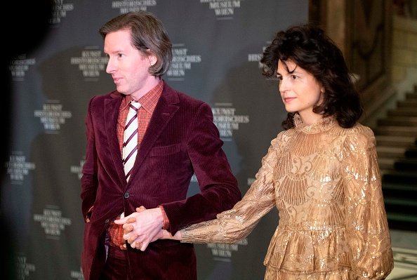 Wes Anderson and Juman Malouf at the opening of their joint exhibition "Spitzmaus Mummy in a Coffin and Other Treasures" in Vienna, Austria on November 5, 2018 | Source: Getty Images