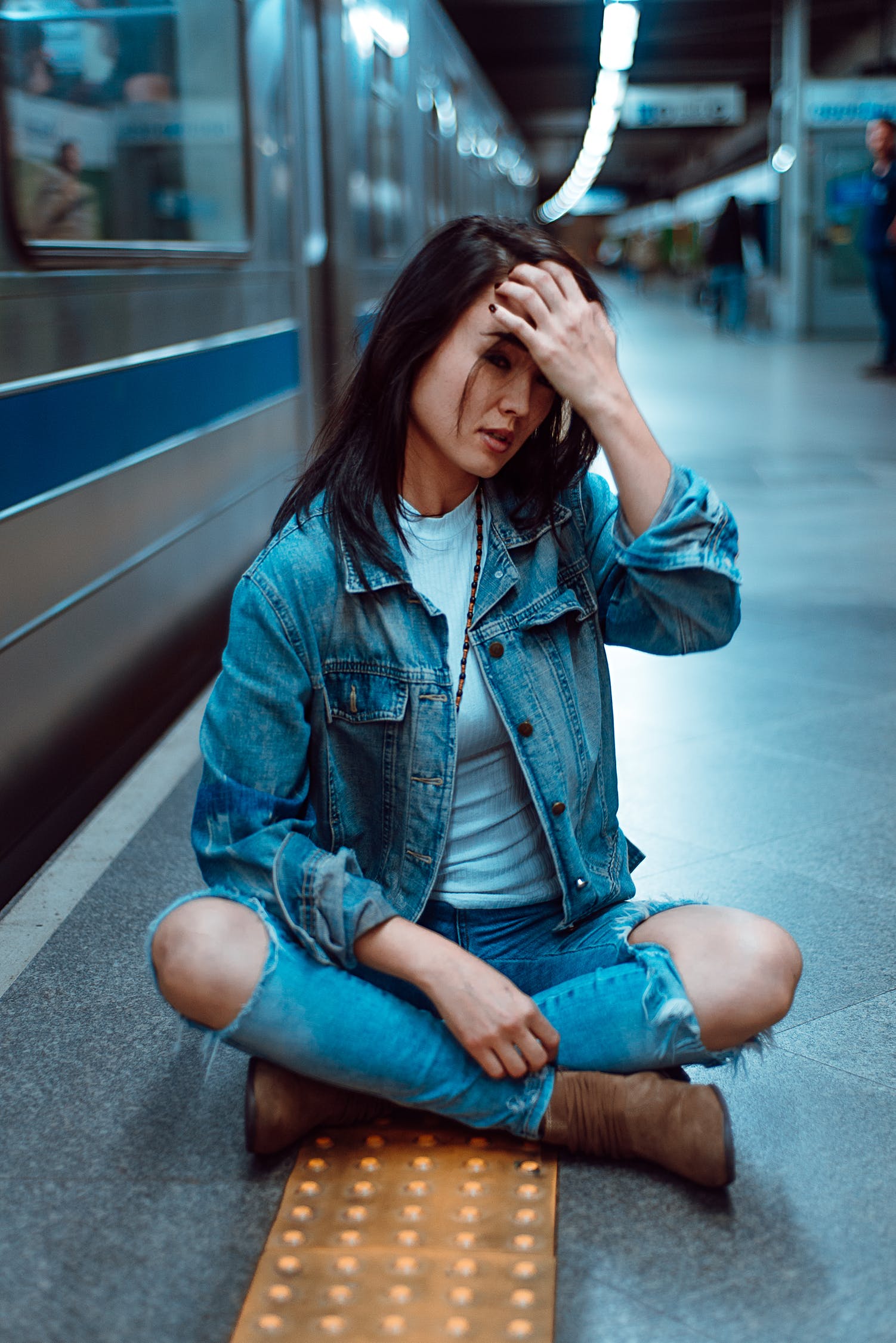 Mujer sentada en plataforma frente al metro. | Imagen: Pexels Mujer sentada en plataforma frente al metro. | Imagen: Pexels