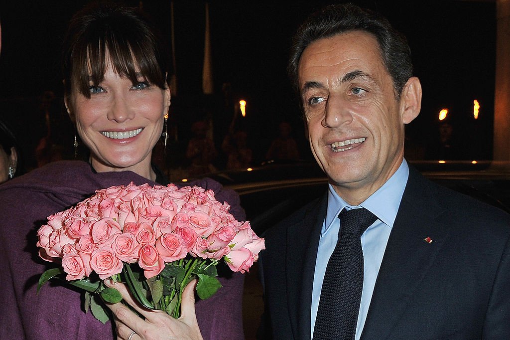 Carla Bruni-Sarkozy et Nicolas Sarkozy arrivent au Taj Mahal Palace Hotel le 5 décembre 2010 à New Delhi, Inde. | Photo : Getty Images