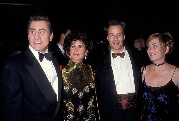James Farentino et des amis lors d'une virée nocturne | Source : Getty Images