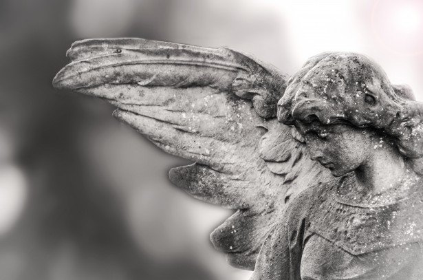 Estatua gris de un ángel. | Foto: Public Domain Pictures