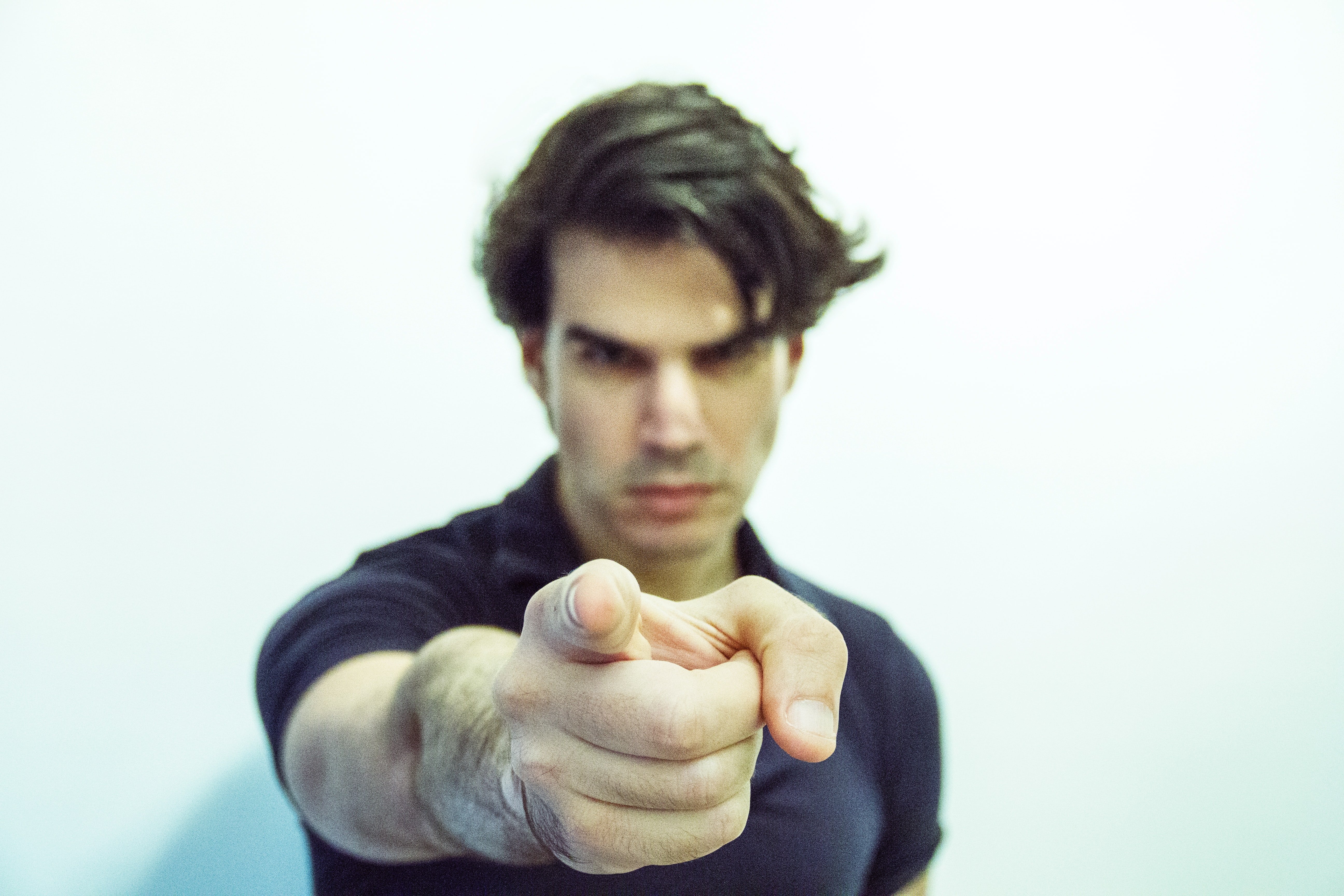 Un hombre señalando con su dedo. | Foto: Unsplash