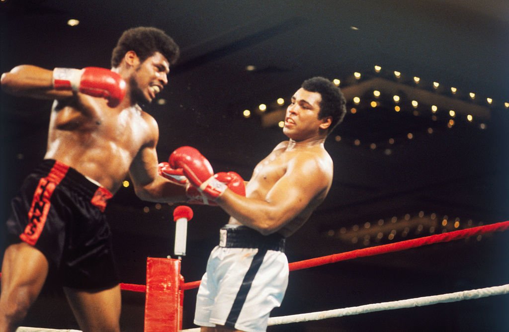 Leon Spinks and Muhammed Ali during their fight in Las Vegas, Nevada on February, 15, 1978. | Source: Getty Images