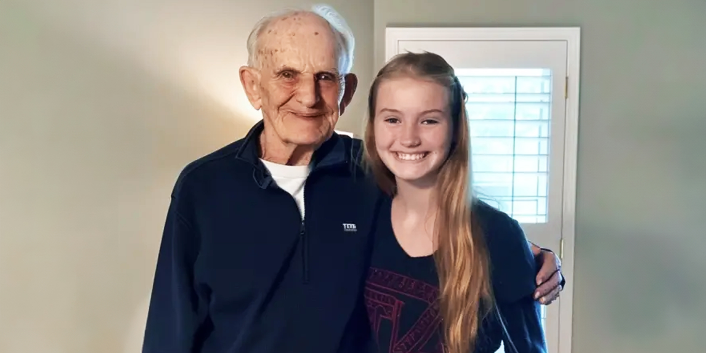 A teen girl and her grandfather | Source: Amomama