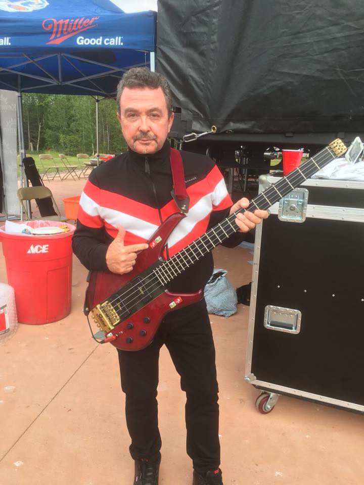 Tony Lewis posing with his bass guitar in 2018. | Source: Wikimedia Commons.