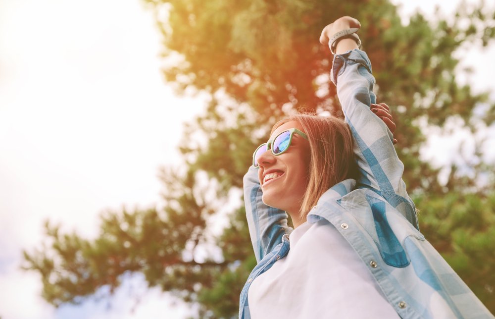 Mujer feliz con lentes de sol al aire libre. Fuente: Shutterstock Mujer feliz con lentes de sol al aire libre. Fuente: Shutterstock