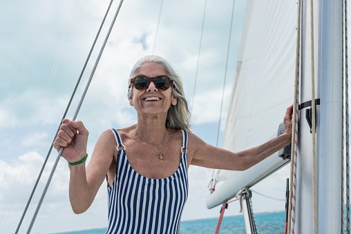 Portrait d'une femme âgée portant des lunettes de soleil. | Photo : Getty Images Portrait d'une femme âgée portant des lunettes de soleil. | Photo : Getty Images