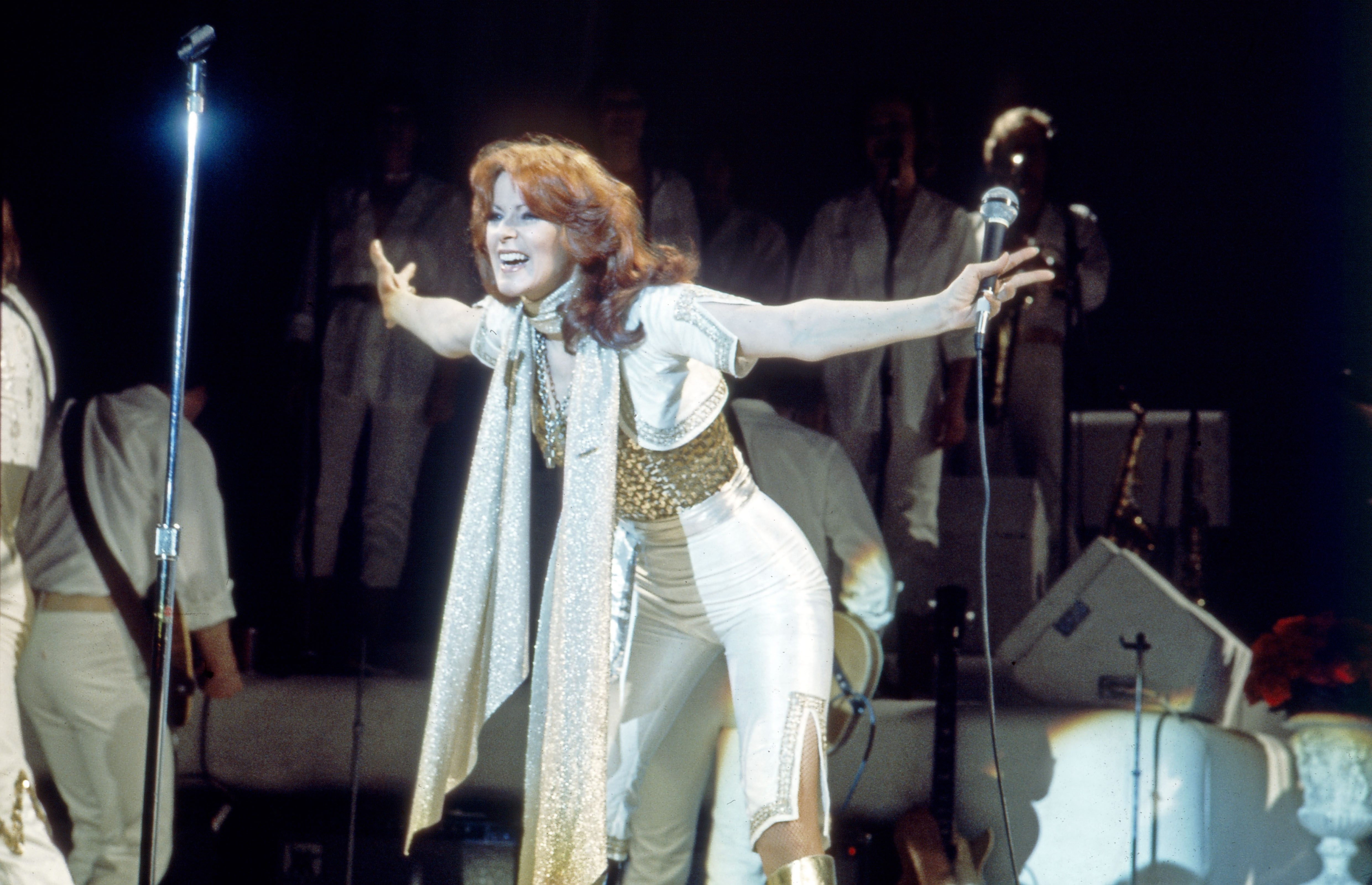 Anni-Frid Lyngstad from the Swedish pop group ABBA at the concert in Hamburg on February 10, 1977. | Source: Getty Images