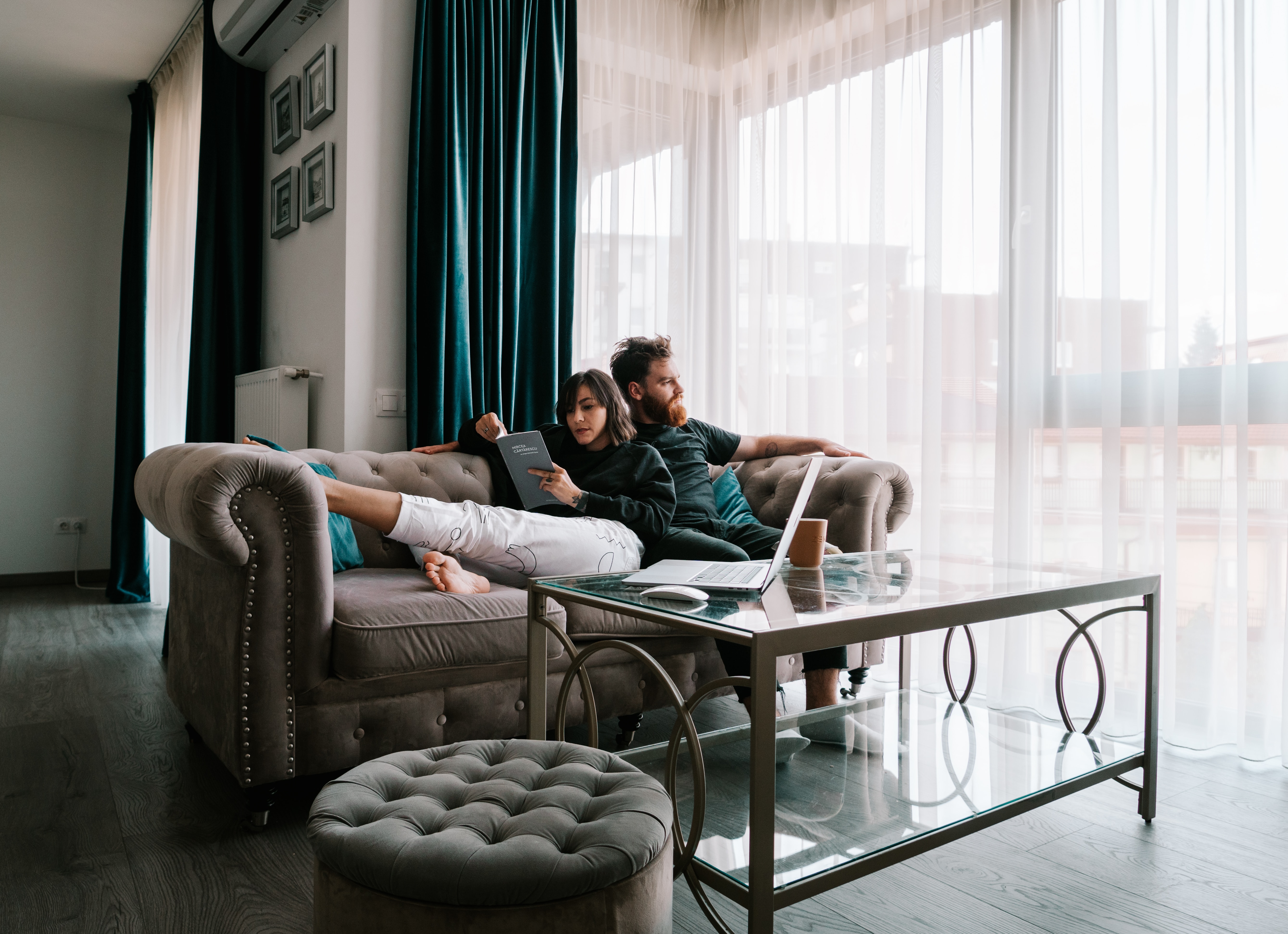 A photo of a couple sitting on a couch | Source: Unsplash