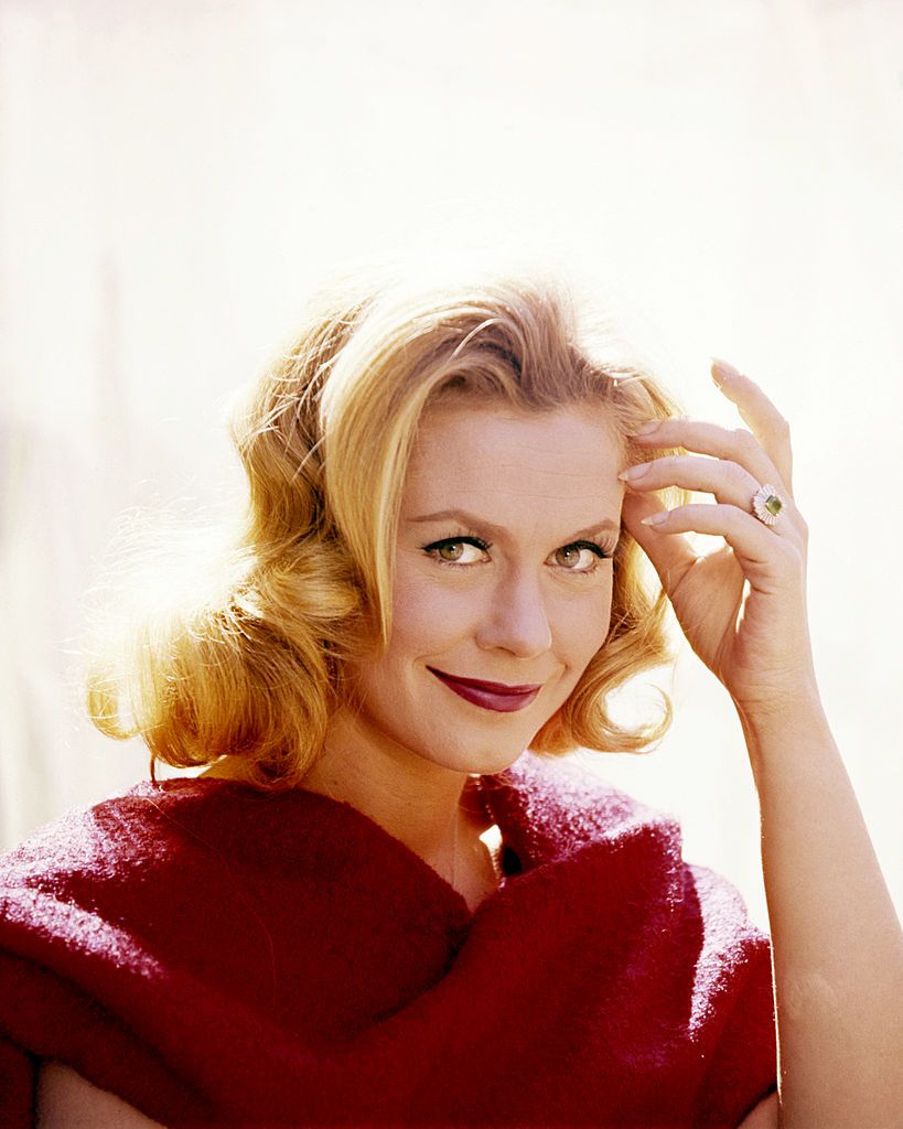Elizabeth Montgomery poses for a photo, circa 1960. | Source: Getty Images