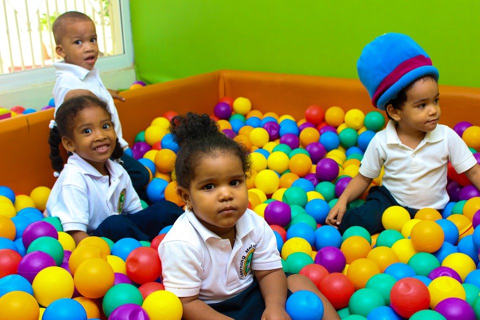 Niños en la piscina de pelotas del kinder. | Foto: Pixabay Niños en la piscina de pelotas del kinder. | Foto: Pixabay