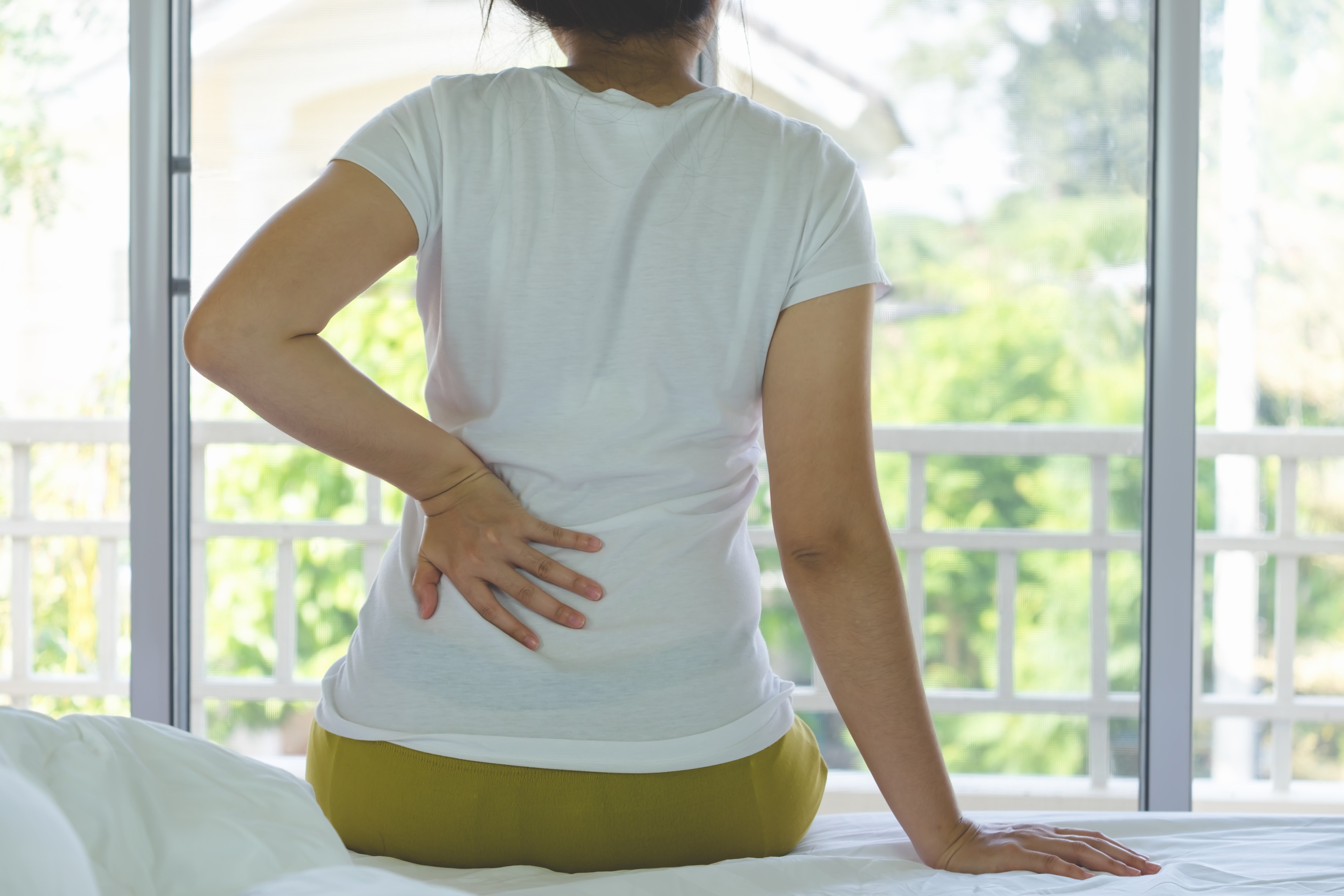 Mujer con dolor en la parte baja de la espalda. | Foto: Shutterstock