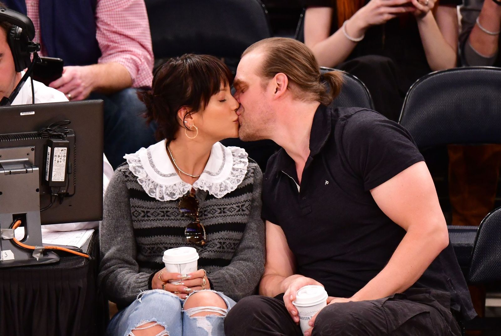 Lily Allen and David Harbour at New York Knicks v New Orleans Pelicans preseason game on October 18, 2019, in New York City | Photo: James Devaney/Getty Images