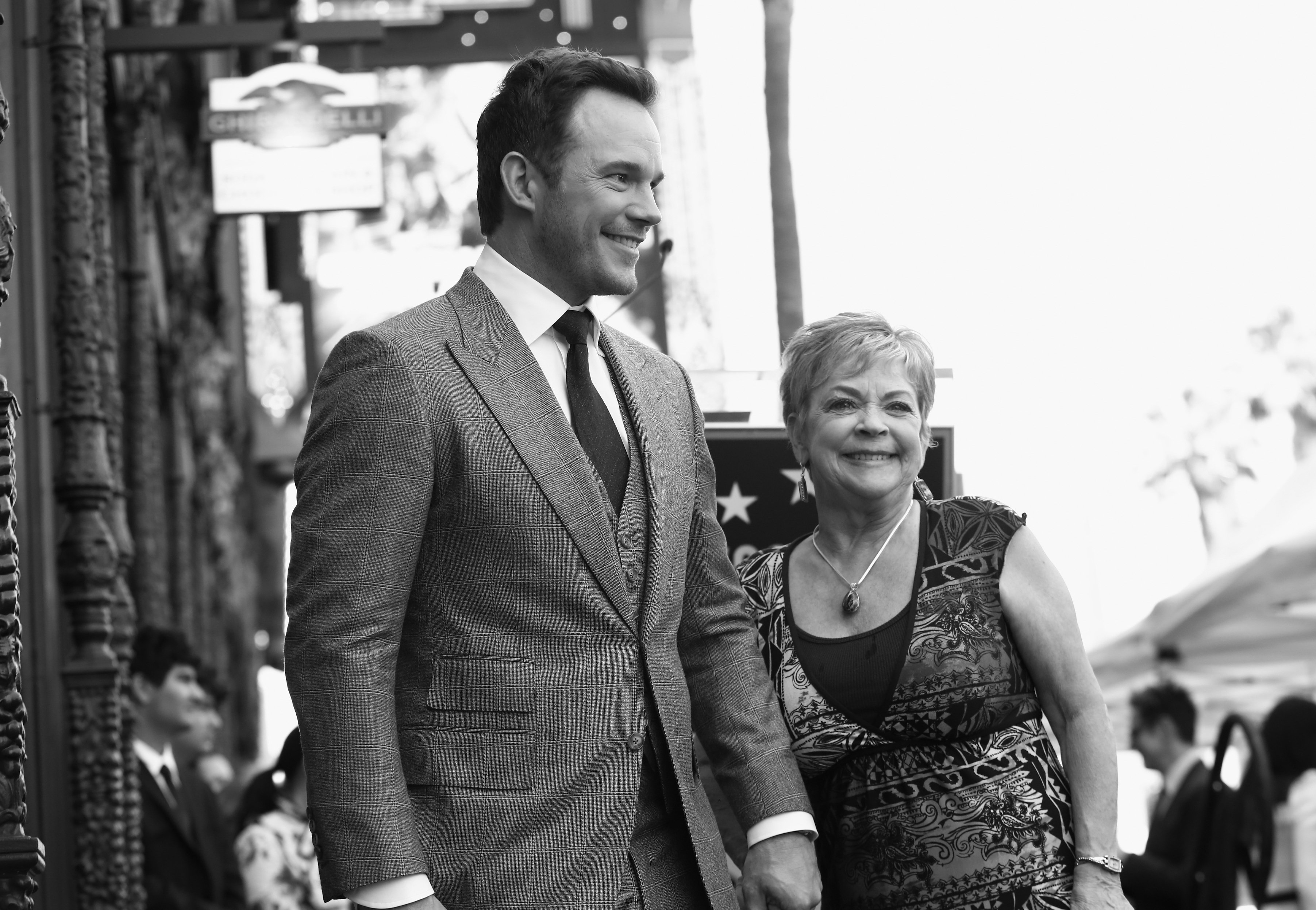 Chris Pratt y su madre, Kathy, en la ceremonia de la estrella de Chris Pratt en el Paseo de la Fama, el 21 de abril de 2017, en Hollywood, California | Foto: Getty Images