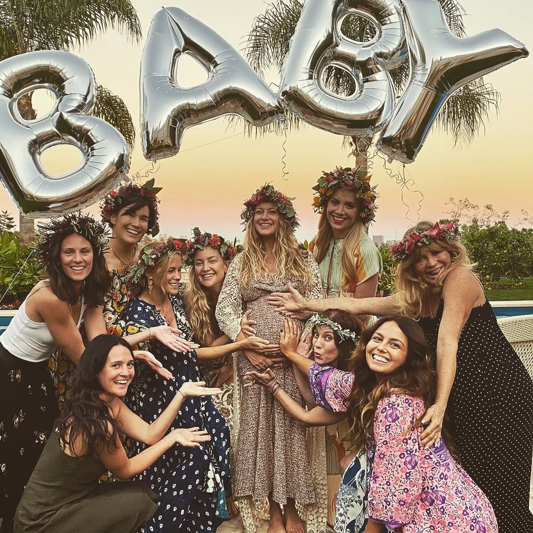 Meredith Hagner pregnant and surrounded by loved ones from a post dated November 17, 2020. | Source: Instagram/merediththeweasel
