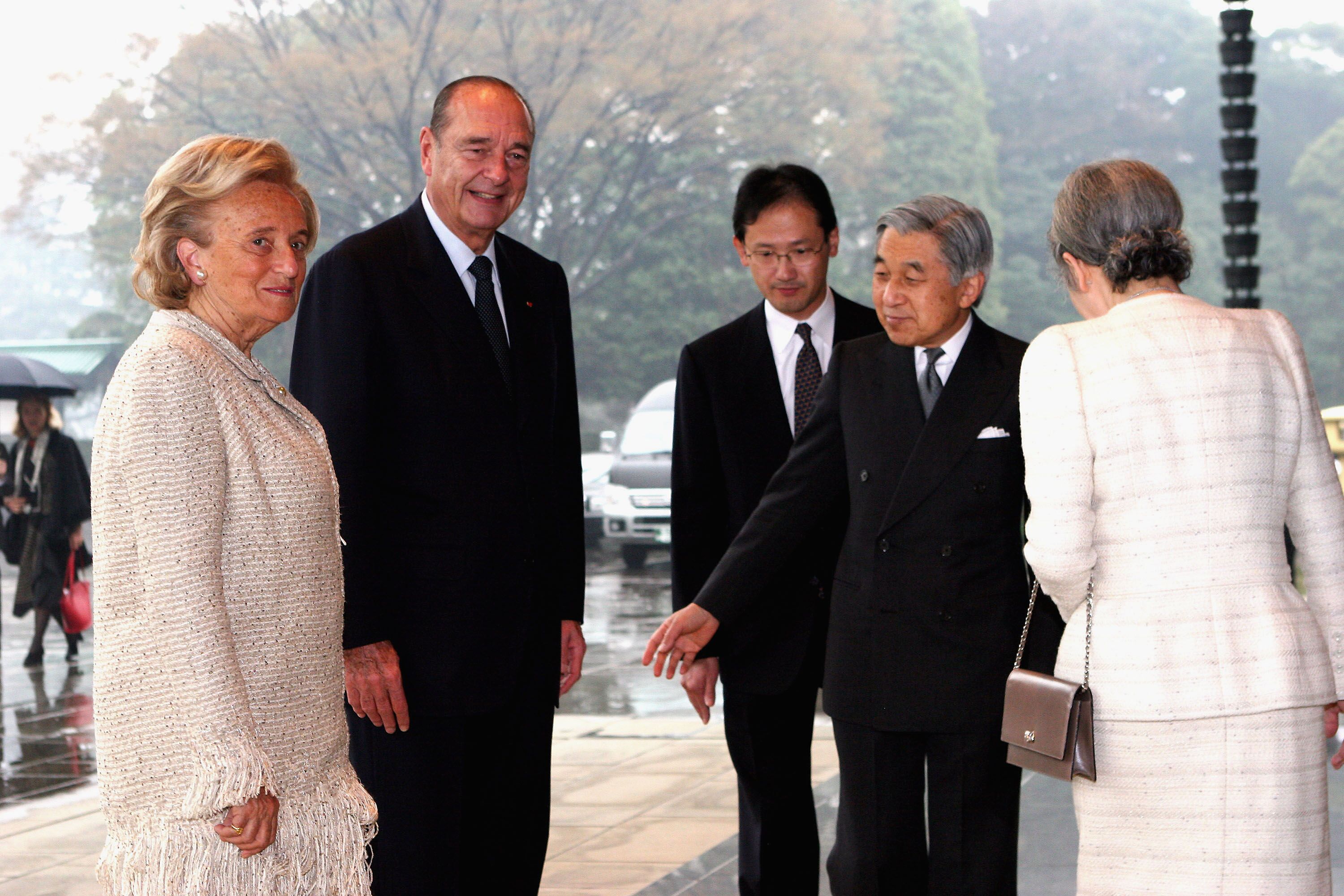 Jacques Chirac et son épouse Bernadette posent avec l'empereur japonais Akihito (2e G) et l'impératrice Michiko à Tokyo. | Photo : GettyImage