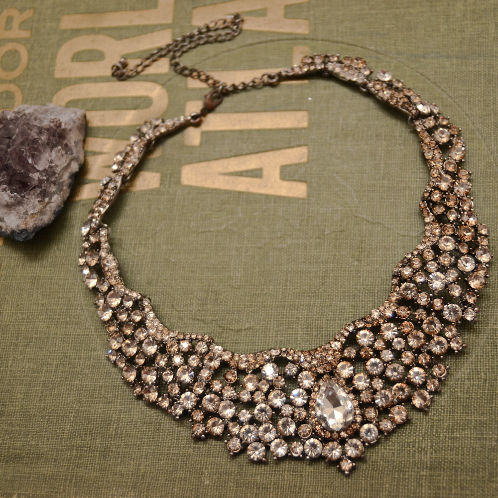 A vintage necklace | Source: Flickr