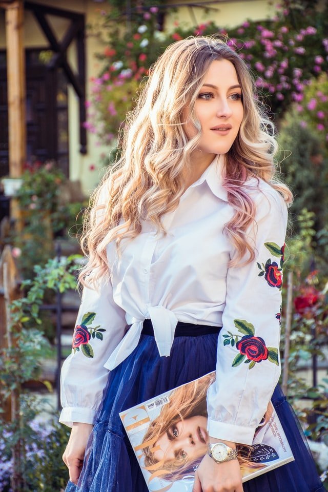 Une jeune femme avec les cheveux blonds | Photo : Unsplash