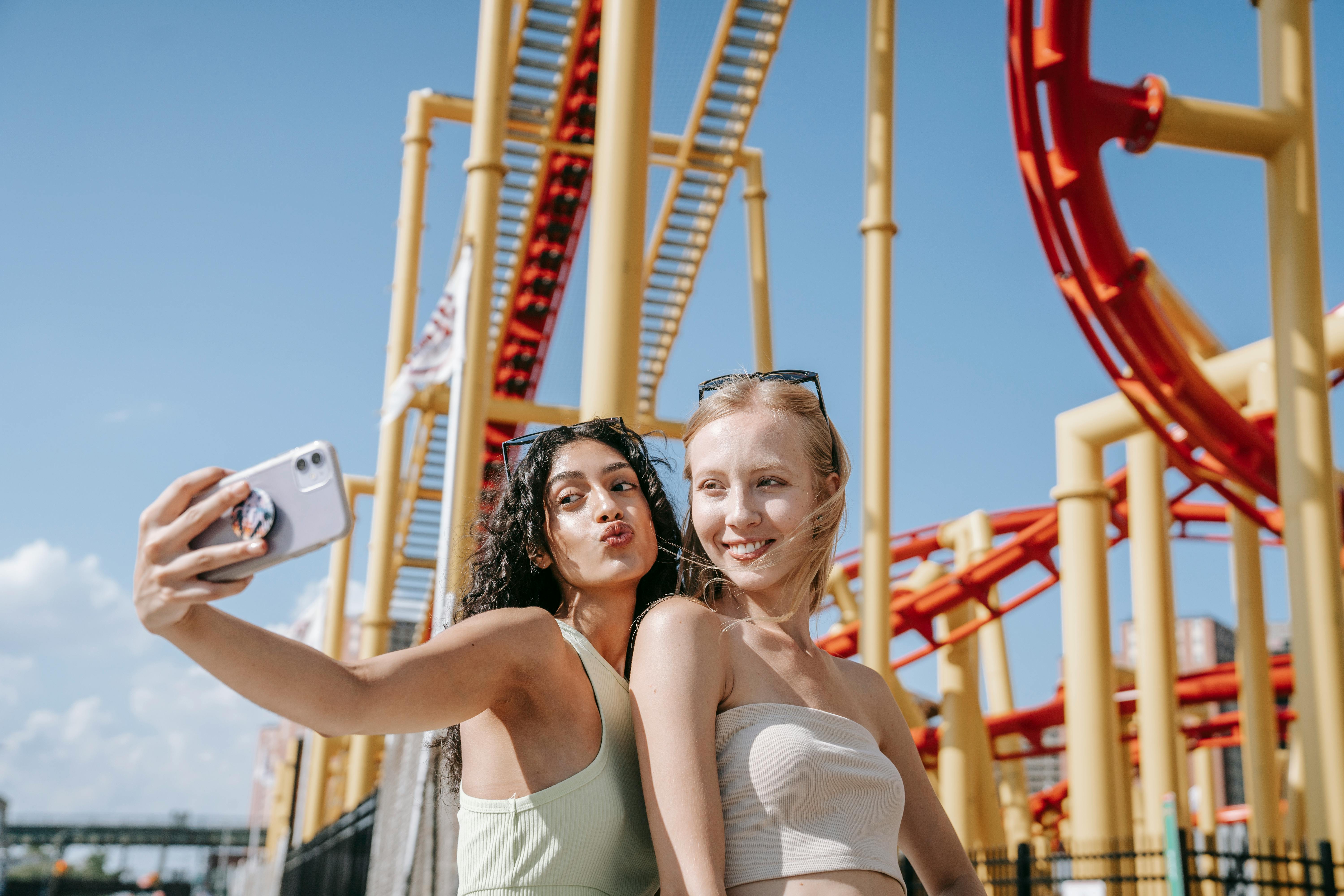 Girls hanging out | Source: Pexels