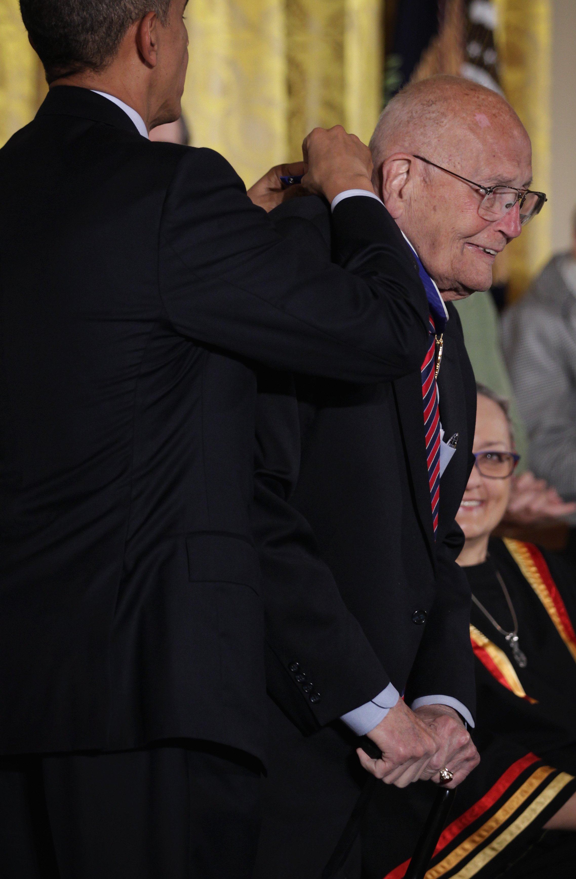 Former President Barack Obama honors Rep. John Dingell with the Presidential Medal of Freedom | Photo: Getty Images