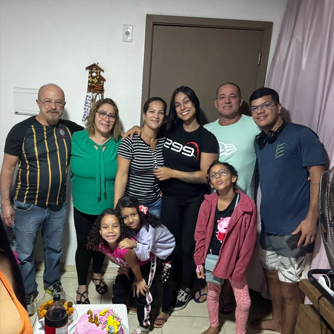 Karla Nogueira poses with family members, dated November 13, 2024 | Source: Instagram/karla_nogueiira