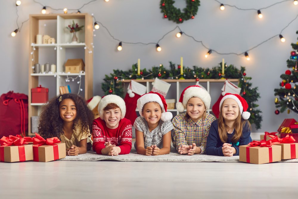 Niños con decoración navideña. | Foto: Shutterstock