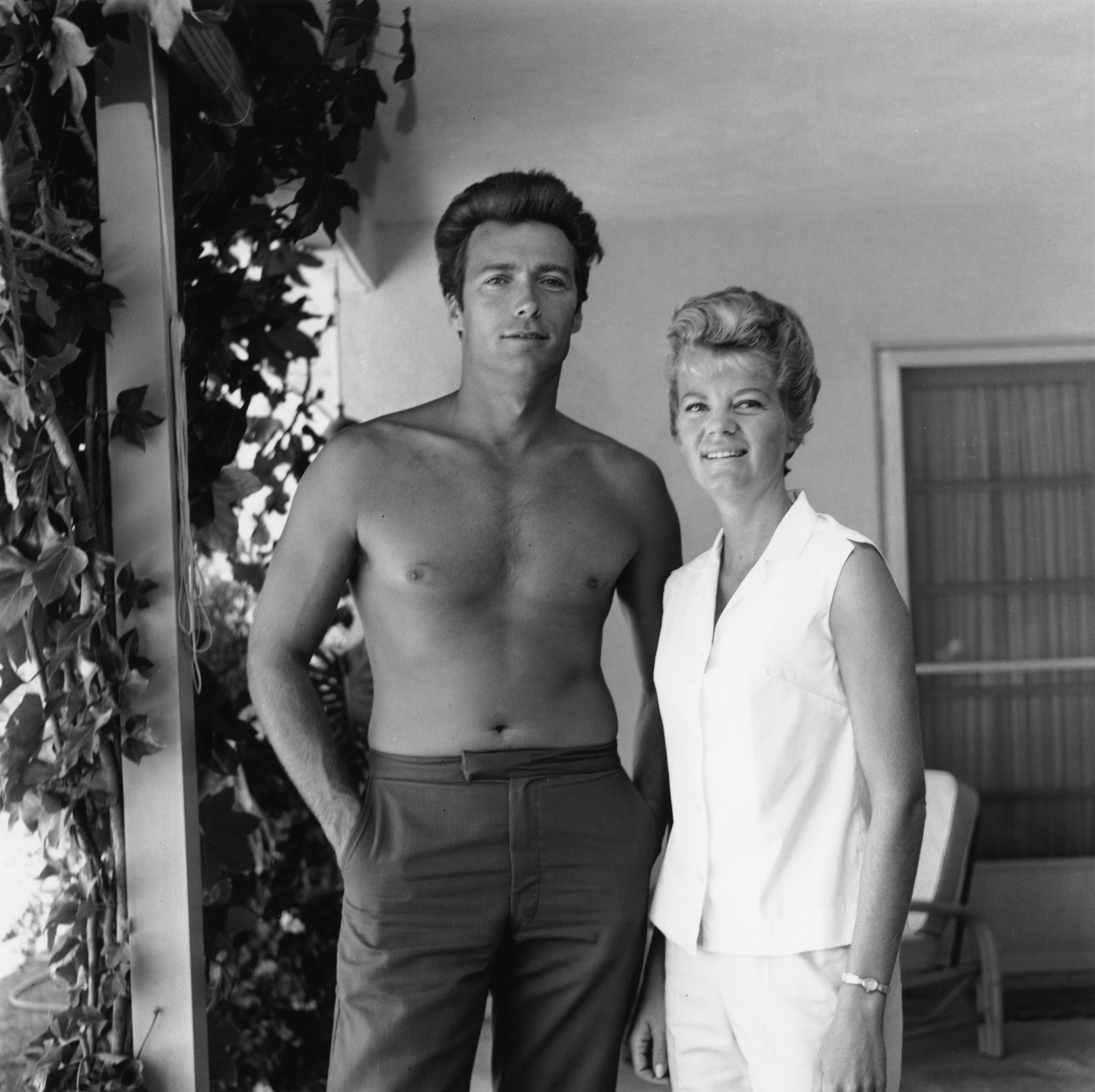 Clint Eastwood and Maggie Johnson photographed in their home in Los Angeles, California, circa 1960. | Source: Getty Images