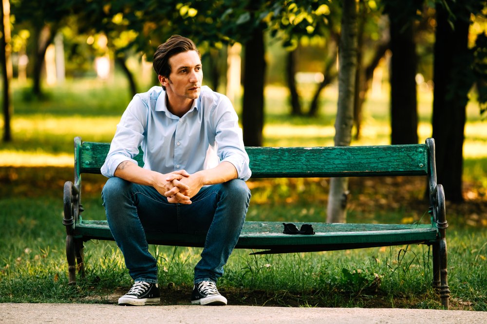 Hombre sentado en un banco del parque, solo. | Foto: Shutterstock