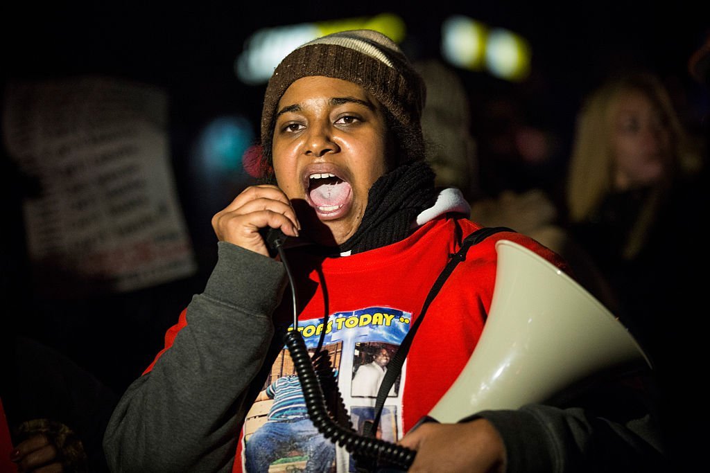 Erica Garner, daughter of Eric Garner, leads a march of people protesting the Staten Island, New York grand jury's decision not to indict a police officer involved in the chokehold death of Eric Garner in July | Photo: Getty Images