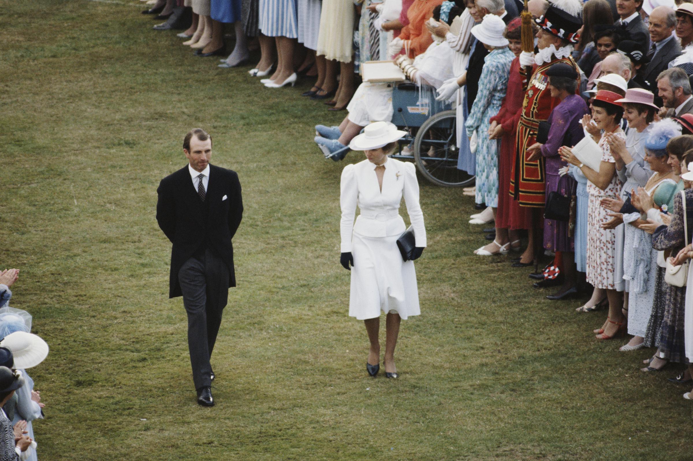 Mark Phillips and Princess Anne attend the Buckingham Palace garden party on January 1, 1985 | Source: Getty Images