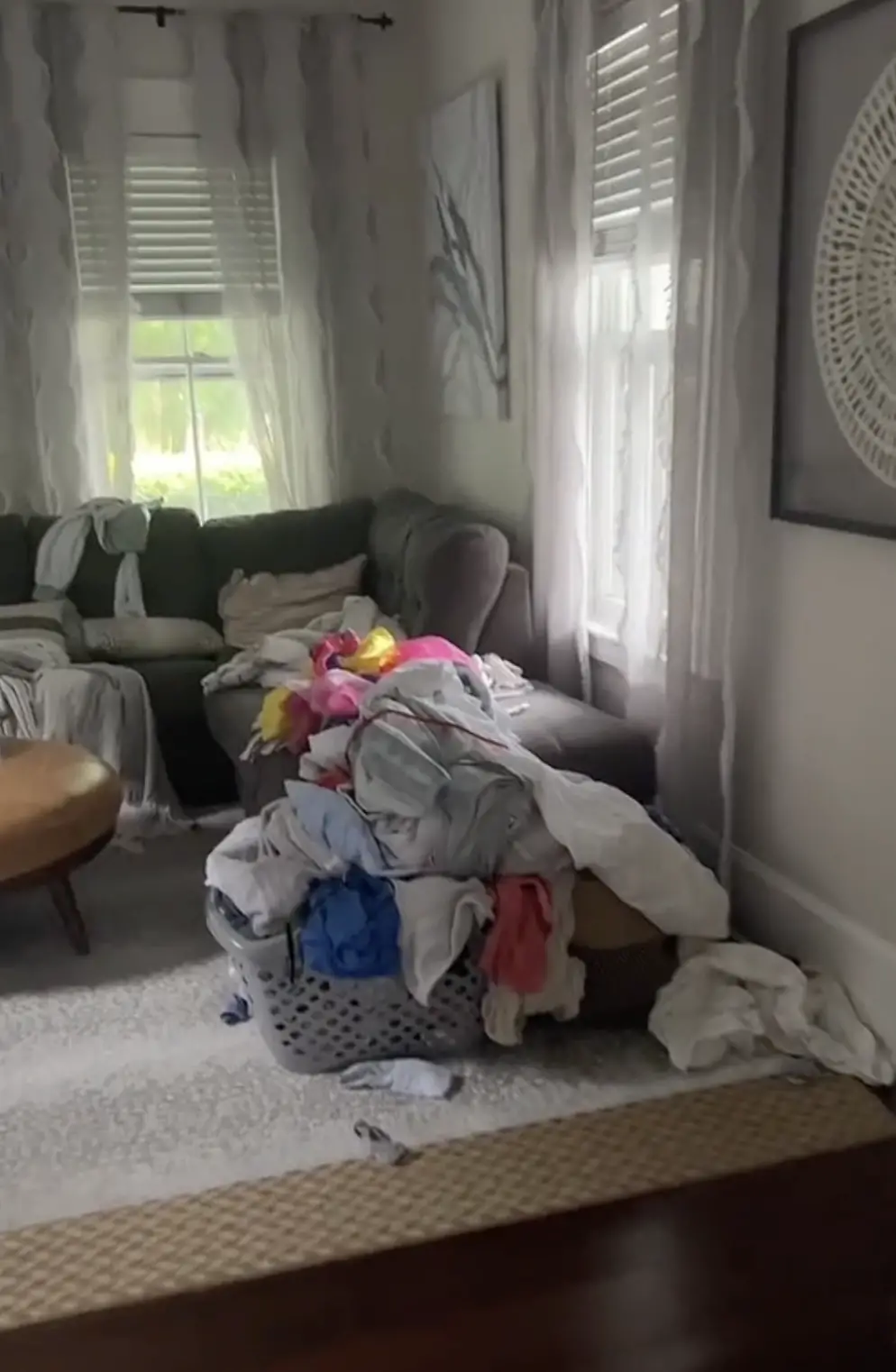 Lindsay's living room with a pile of laundry | Source: TikTok.com/@lindsaydonnelly2