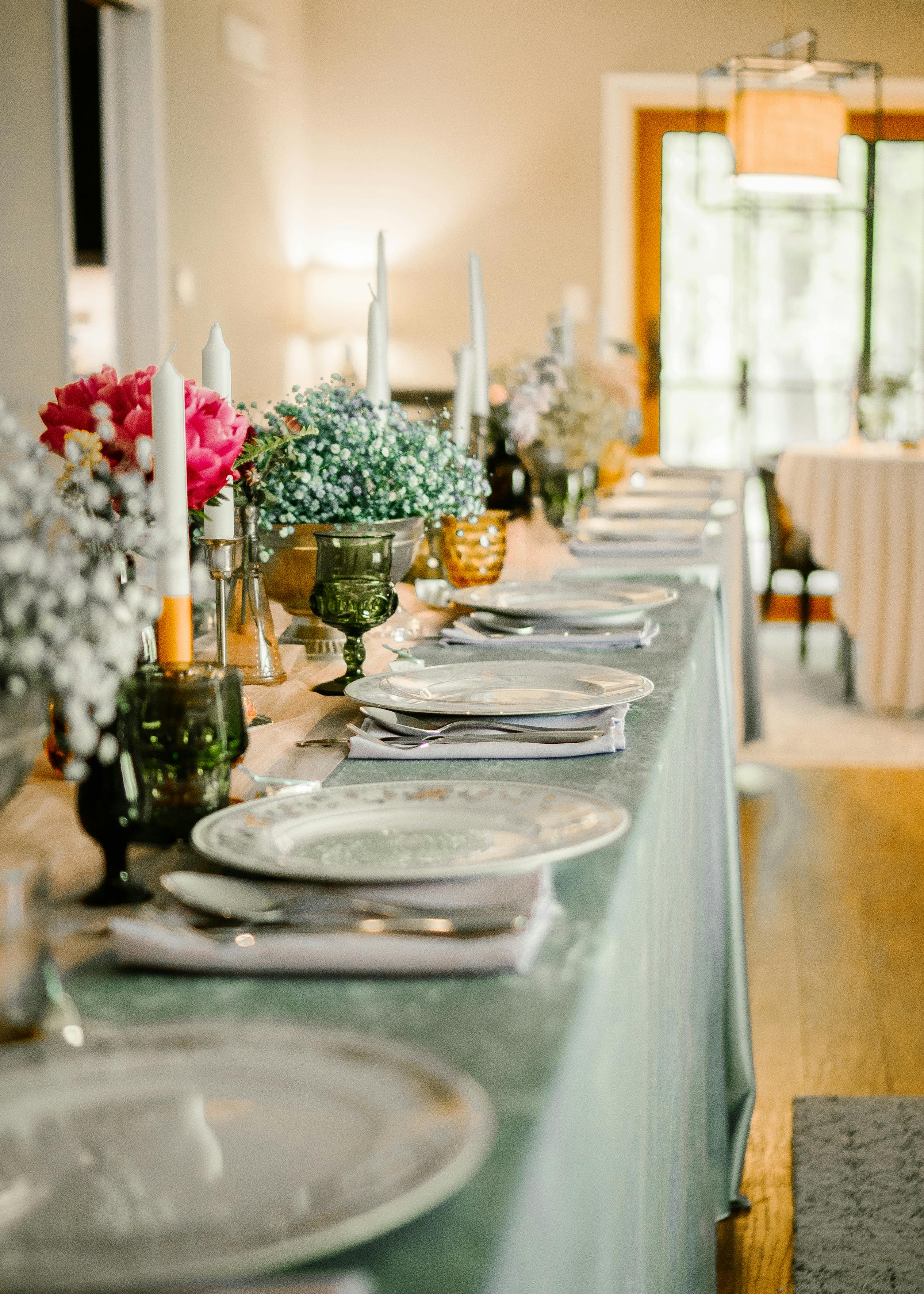 A row of empty plates on a table | Source: Pexels