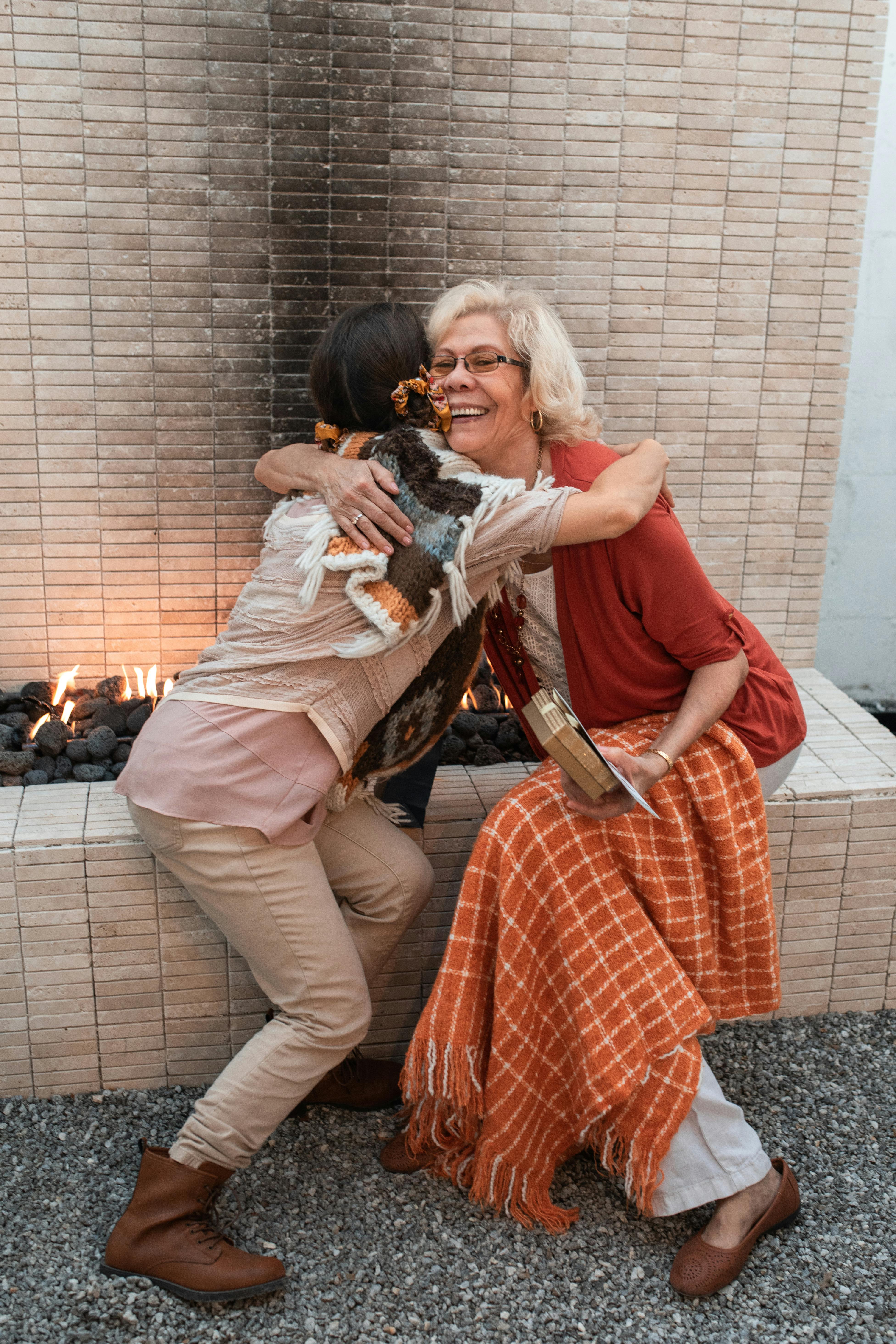 Two women hugging | Source: Pexels