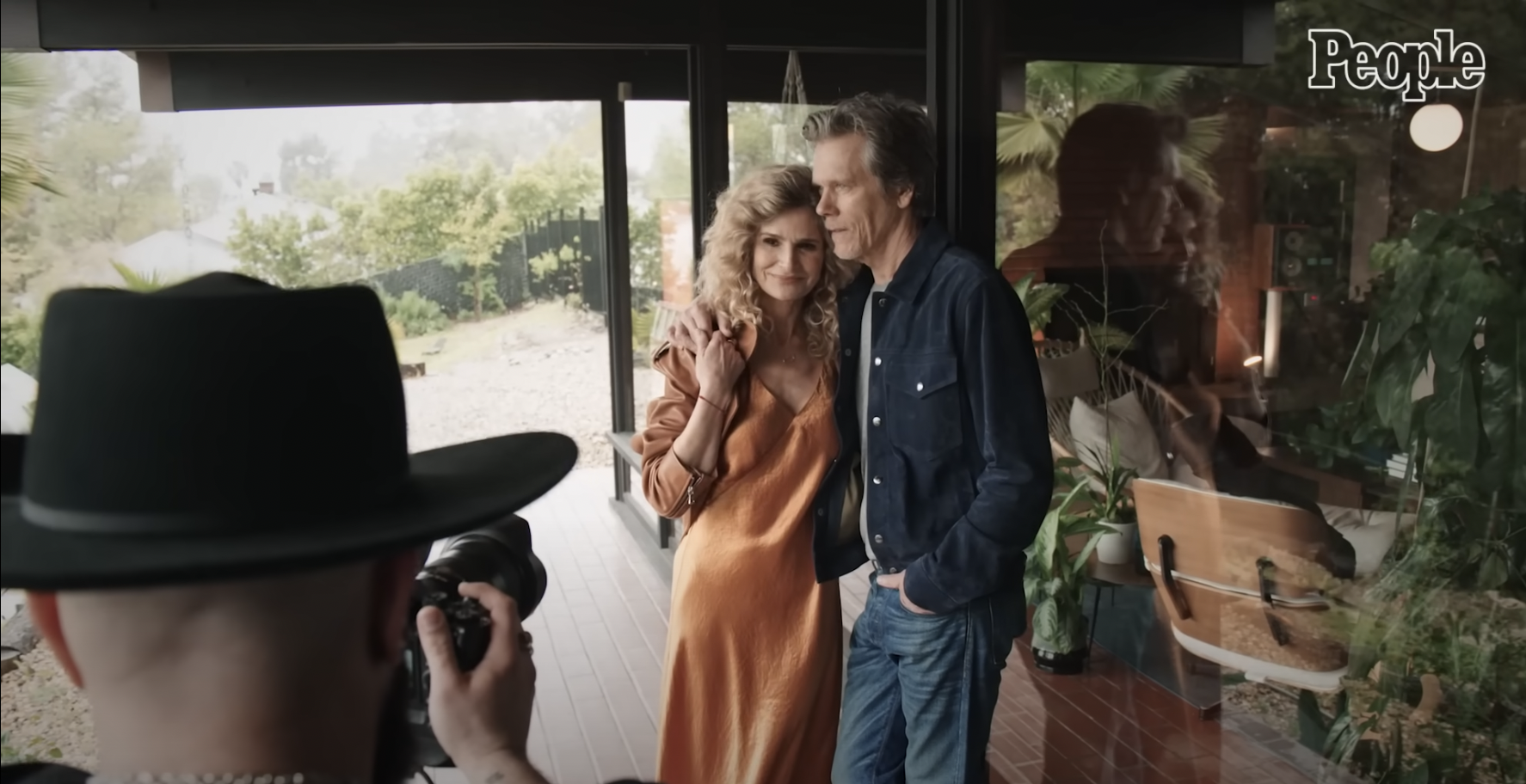 Kevin Bacon and his wife  Kyra Sedgwick having a photo shoot  | Source: YouTube/@People