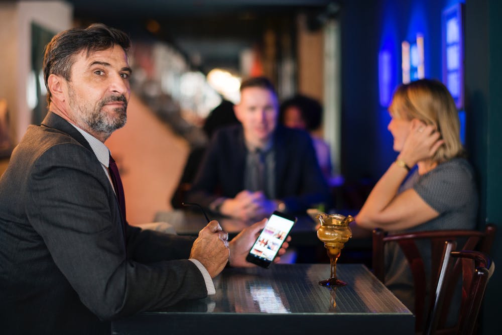 Friends hanging out at night club | Source: Pexels