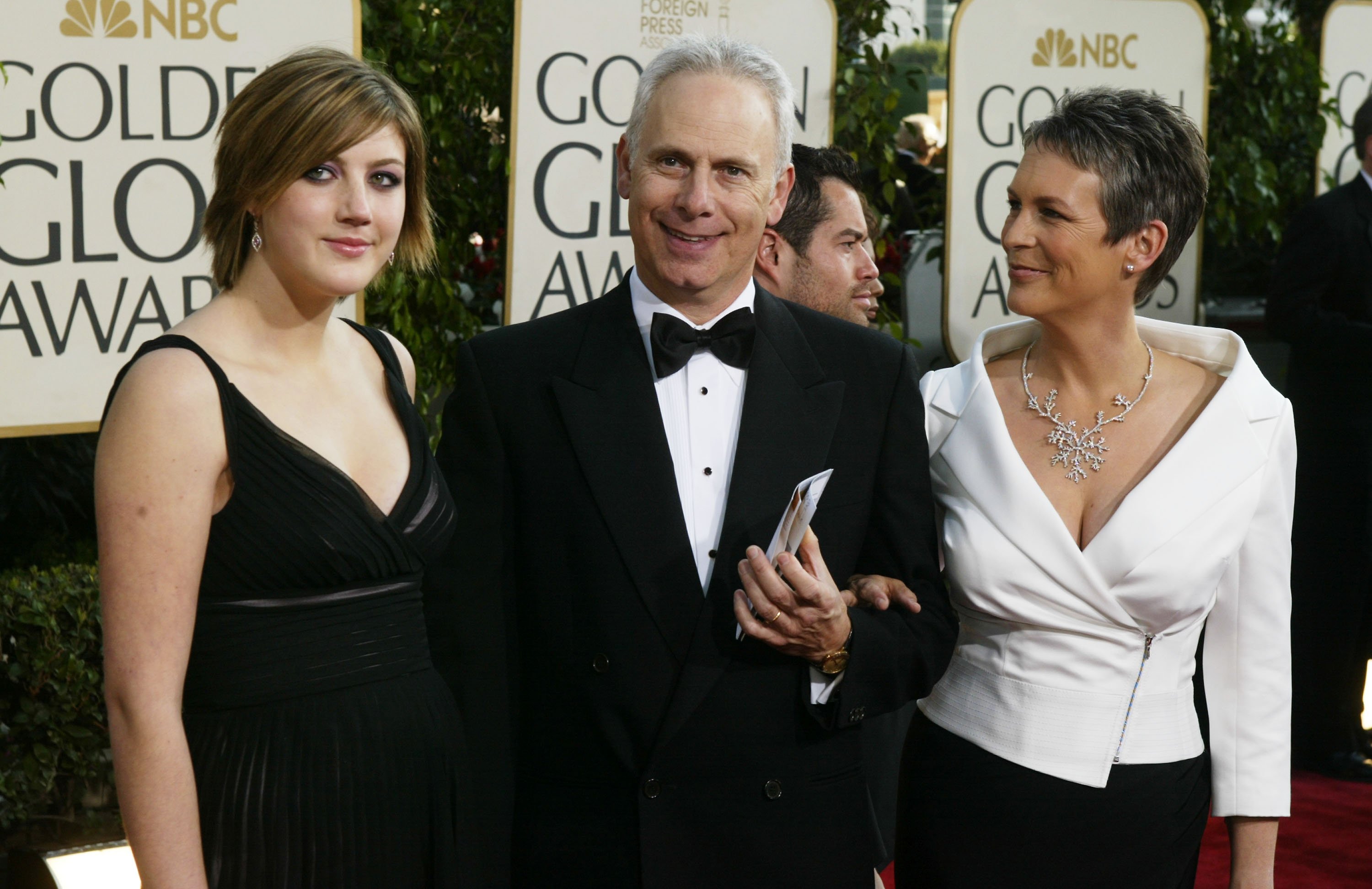Jamie Lee Curtis (sağda), kocası Christopher Guest (sağda) ve kızı Annie Guest (solda), 25 Ocak 2004'te Beverly Hills, California'da Beverly Hilton Hotel'de düzenlenen 61. Yıllık Altın Küre Ödüllerine gelirken |  Kaynak: Getty Images 