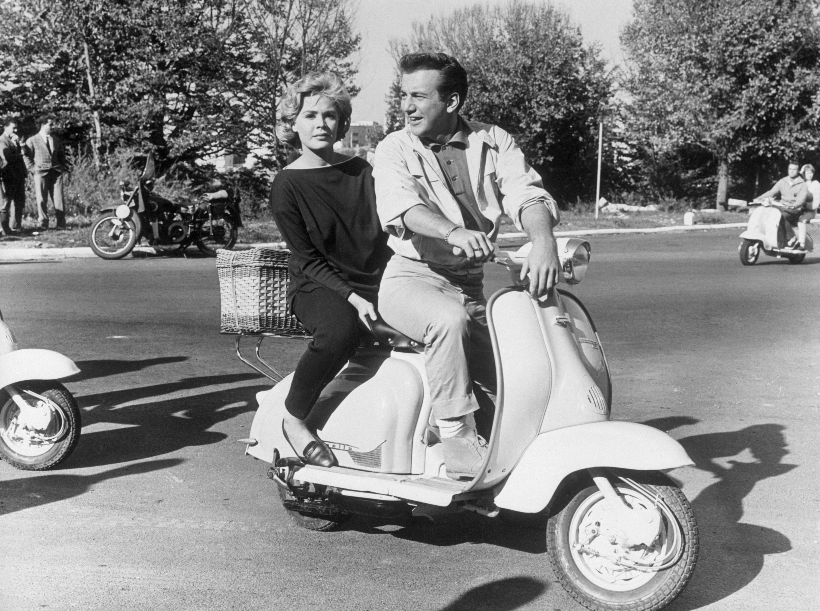 Sandra Dee and Bobby Darin taking a ride after announcing their engagement | Source: Getty Images