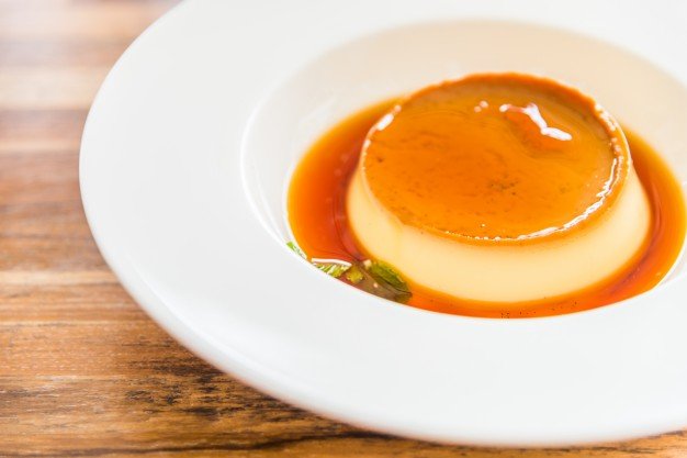 Flan de queso en un plato. │Foto: Freepik