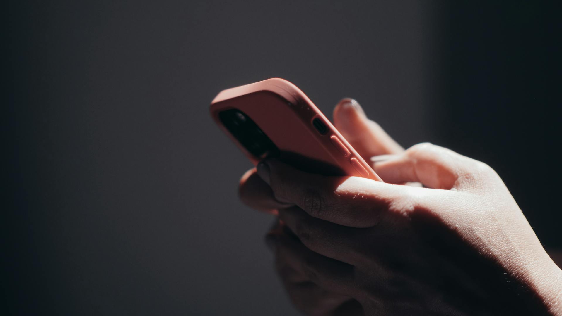 A person using a phone | Source: Pexels