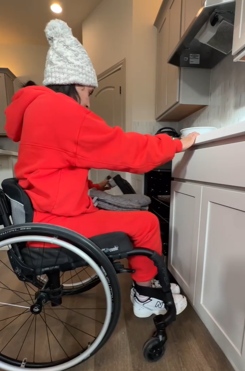 Maria Palen places prepped ingredients into the oven, seen in a post dated January 8, 2025 | Source: Instagram/@planthlete_maria