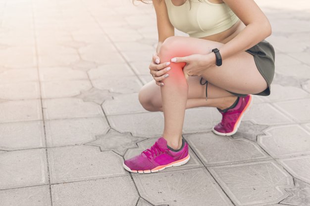 Mujer con dolor de rodilla | Imagen tomada de: Freepik Mujer con dolor de rodilla | Imagen tomada de: Freepik
