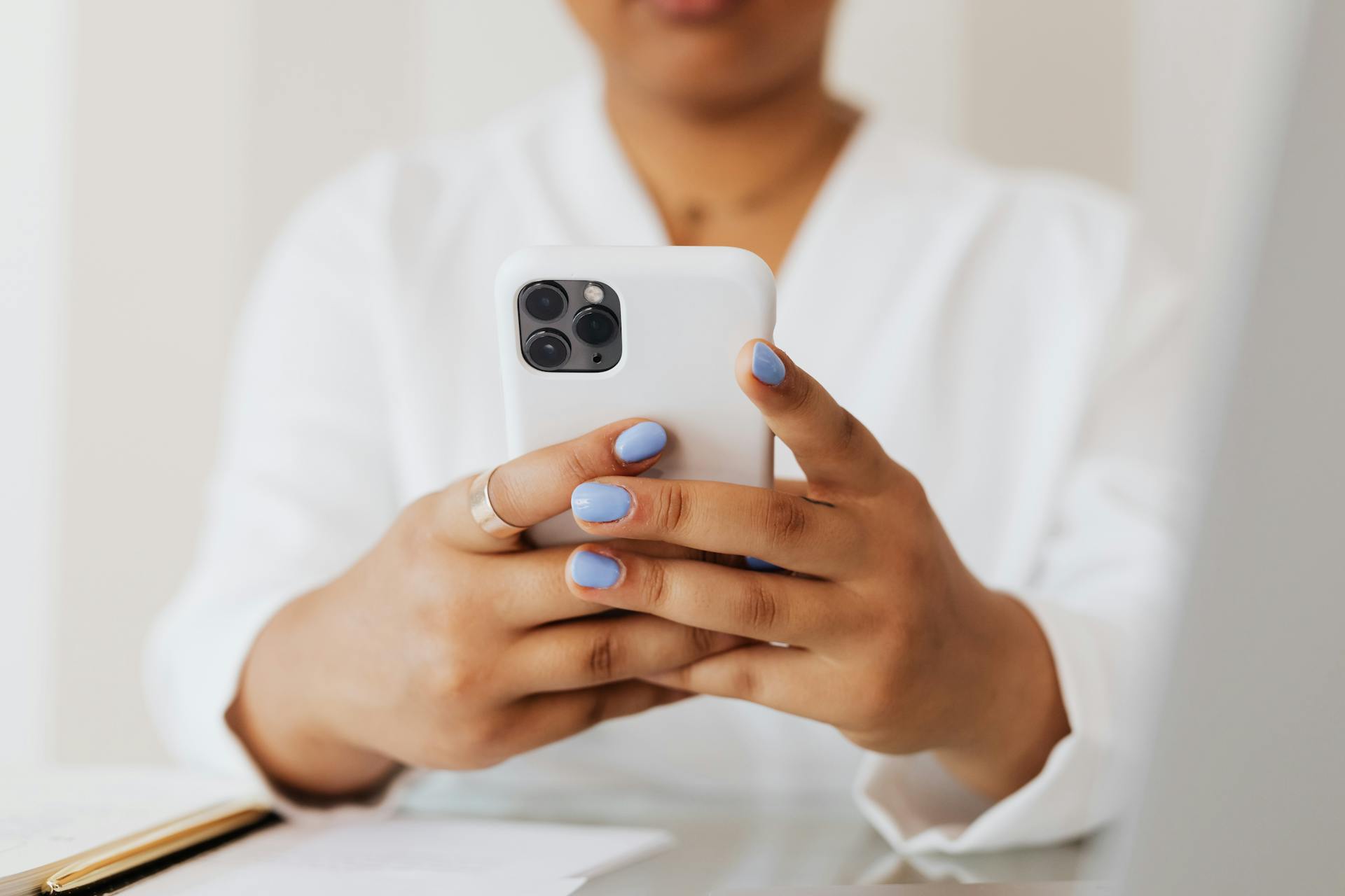 A woman holding her phone | Source: Pexels