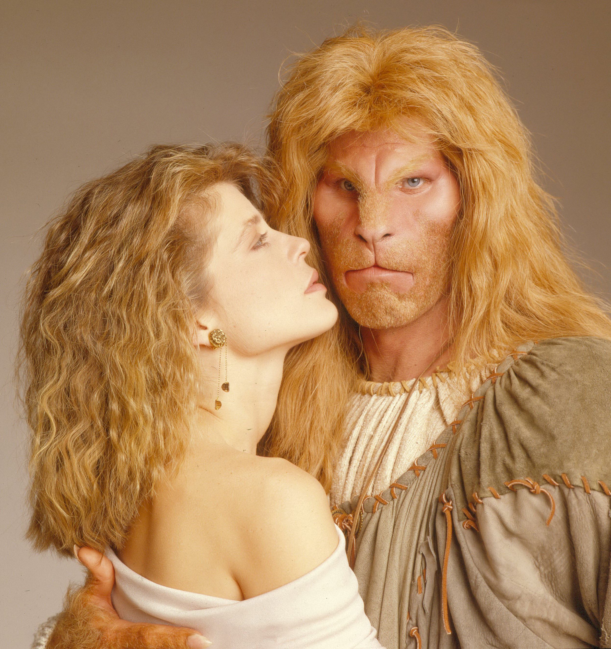 Linda Hamilton and Ron Perlman posing for a promotional photo for the series 